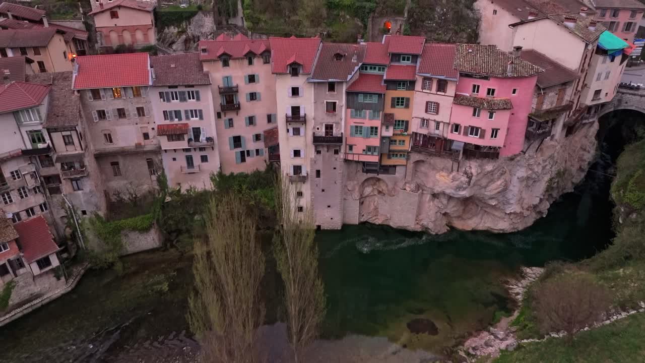 Casas en el acantilado y el río relucen al atardecer en Pont-en-Royans