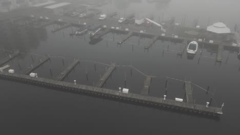 Muelle-Cubierto-De-Niebla-En-Otoño