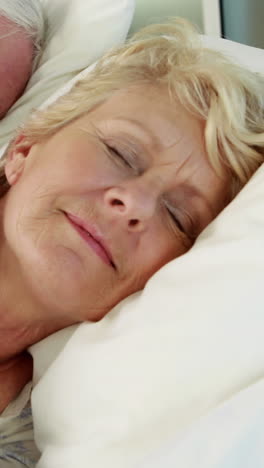 una pareja mayor durmiendo en la cama.