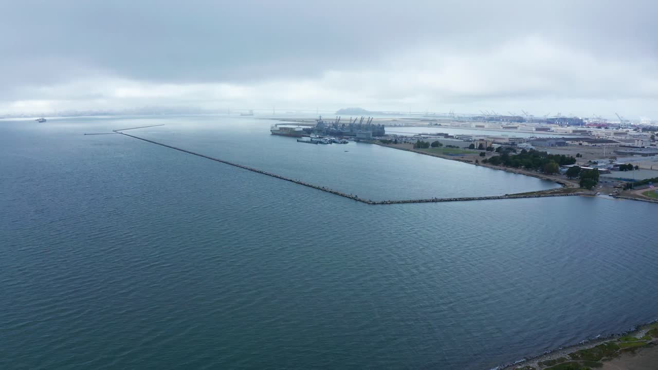 흐린 날에 정박지와 전표에 있는 선박의 놀라운 전망