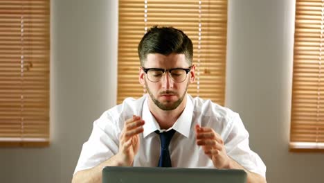 hombre de negocios trabajando en computadora portátil