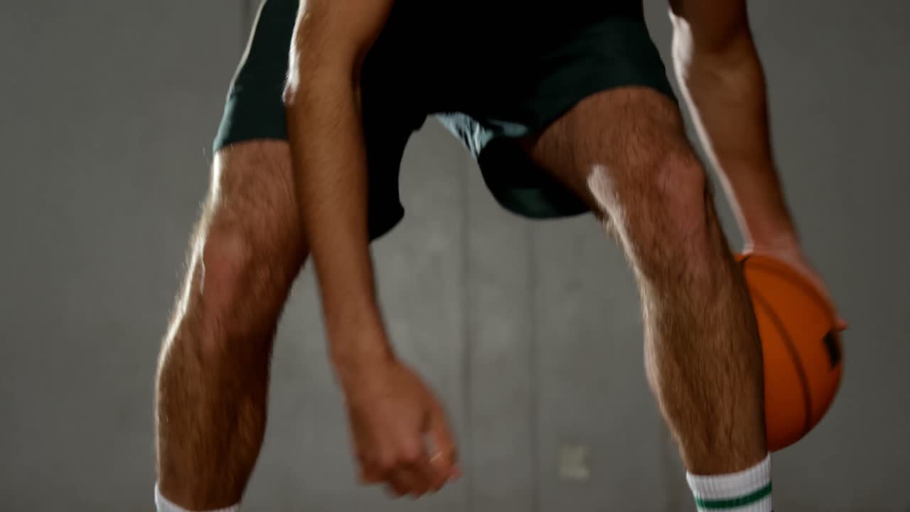 4k 코트에서 뛰는 남자 농구 선수