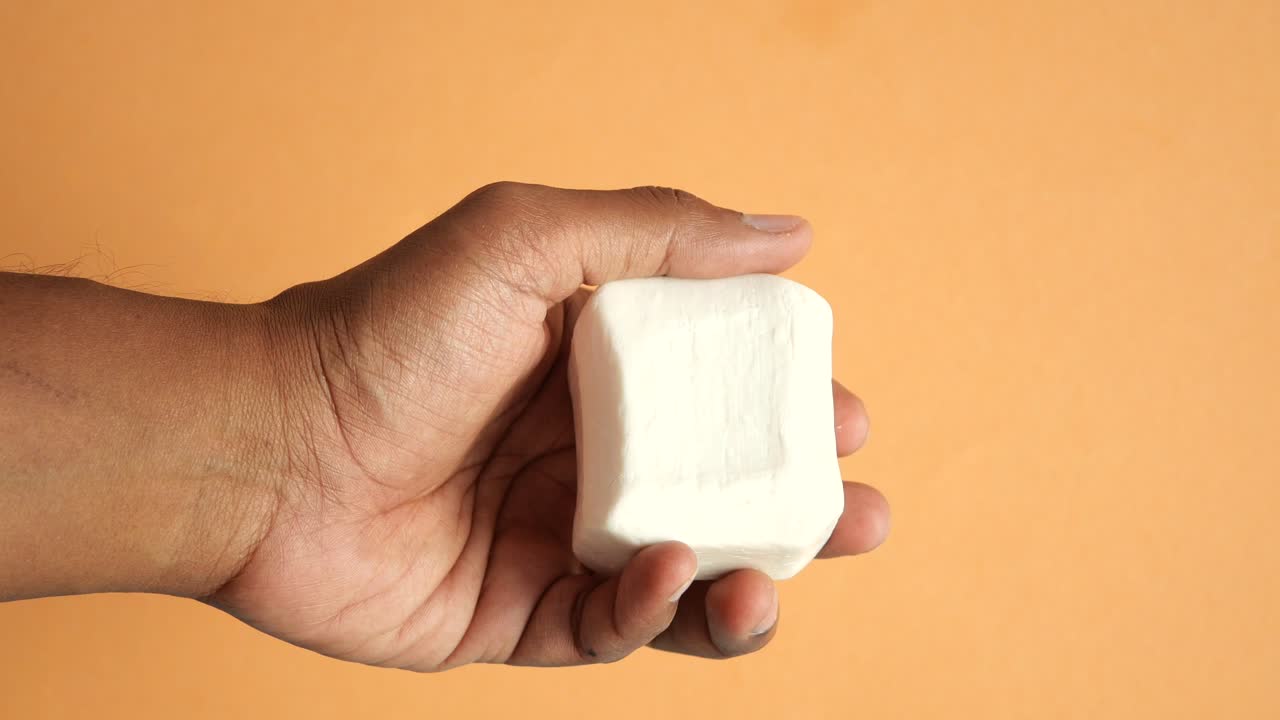 비누 를 들고 있는 손