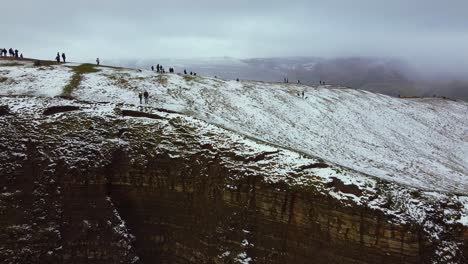 Vista-Aérea-Mam-Tor-En-El-Distrito-De-Los-Picos-Inglaterra-Gente-En-Cumbre-Invierno