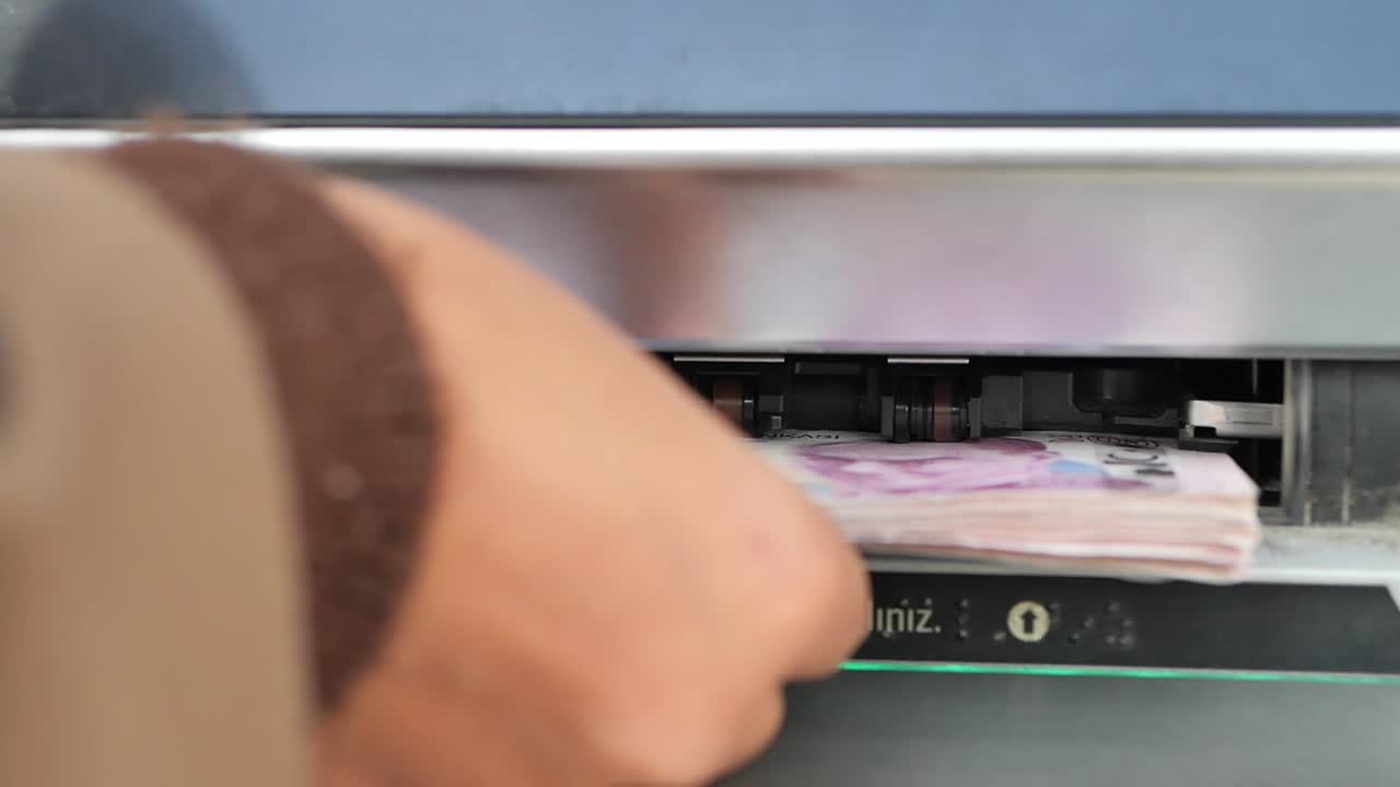 Deposito di banconote di lira turca in un bancomat.
