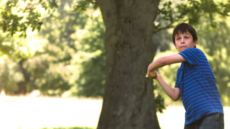 Kleiner-Junge-Spielt-Baseball-In-Zeitlupe