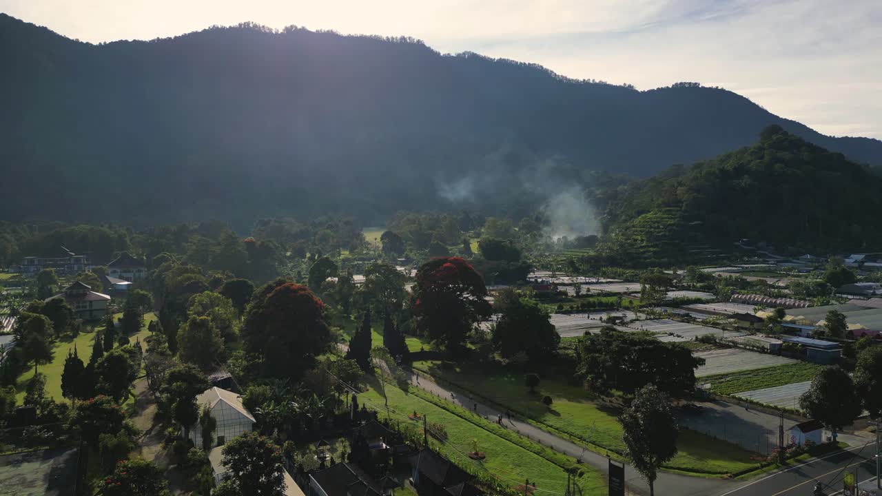 la icónica puerta de handara vista desde arriba por la mañana - bali, indonesia