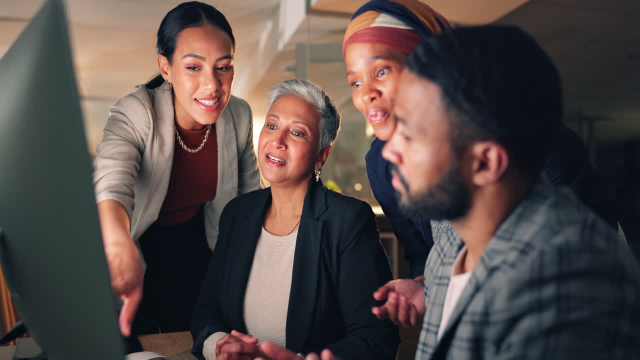 gente de negocios, noche y computadora