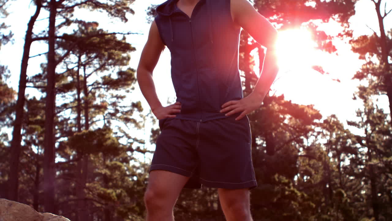 산책의 꼭대기에 도달하는 사람