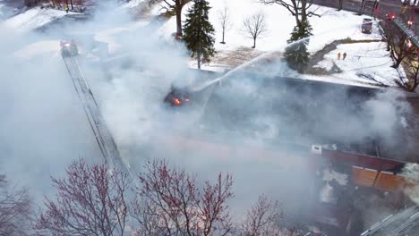 Aus-Einem-Verlassenen-Gebäude,-In-Dem-Gefährliche-Produkte-Gelagert-Wurden,-Strömt-Noch-Immer-Rauch,-Während-Die-Feuerwehr-Den-Brand-Weiterhin-Löscht