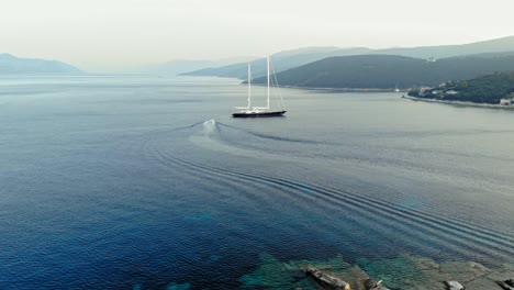 Barco-Navegando-En-El-Agua-Azul-Clara-Del-Mar-Jónico-En-La-Isla-De-Kefalonia,-Grecia