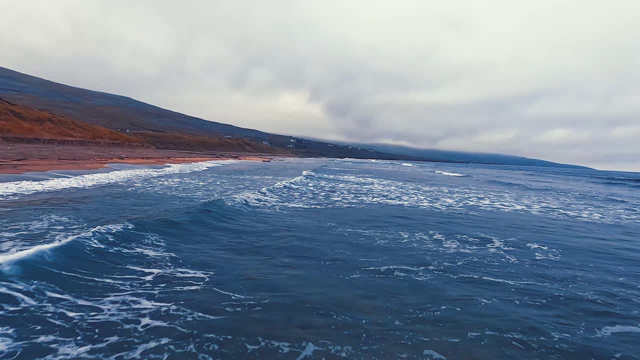 아일랜드의 파노르 해변에서 구름이 가득한 날, 조용한 해안선에 파도가 부히고