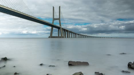 timelapse de larga exposición del puente vasco da gama en lisboa, portugal en un día nublado