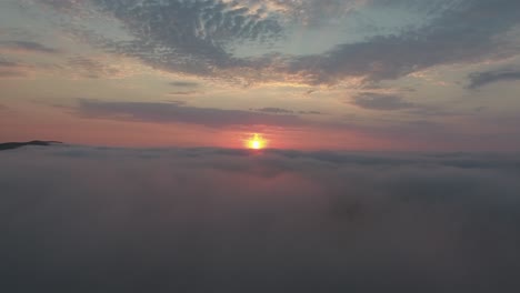 Vuelo-Aéreo-De-Drones-Sobre-Las-Nubes-Durante-El-Amanecer.-Ubicación-Al-Sur-De-Francia.