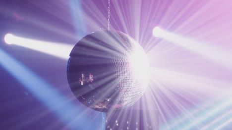 bola de discoteca en un escenario