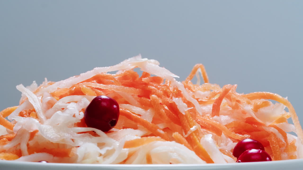 sauerkraut variedad de repollo fermentado en frascos de preservación. repolo fermentado casero con zanahoria y ensalada con remolacha en una mesa de madera. comida fermentada.. imágenes de alta calidad en 4k