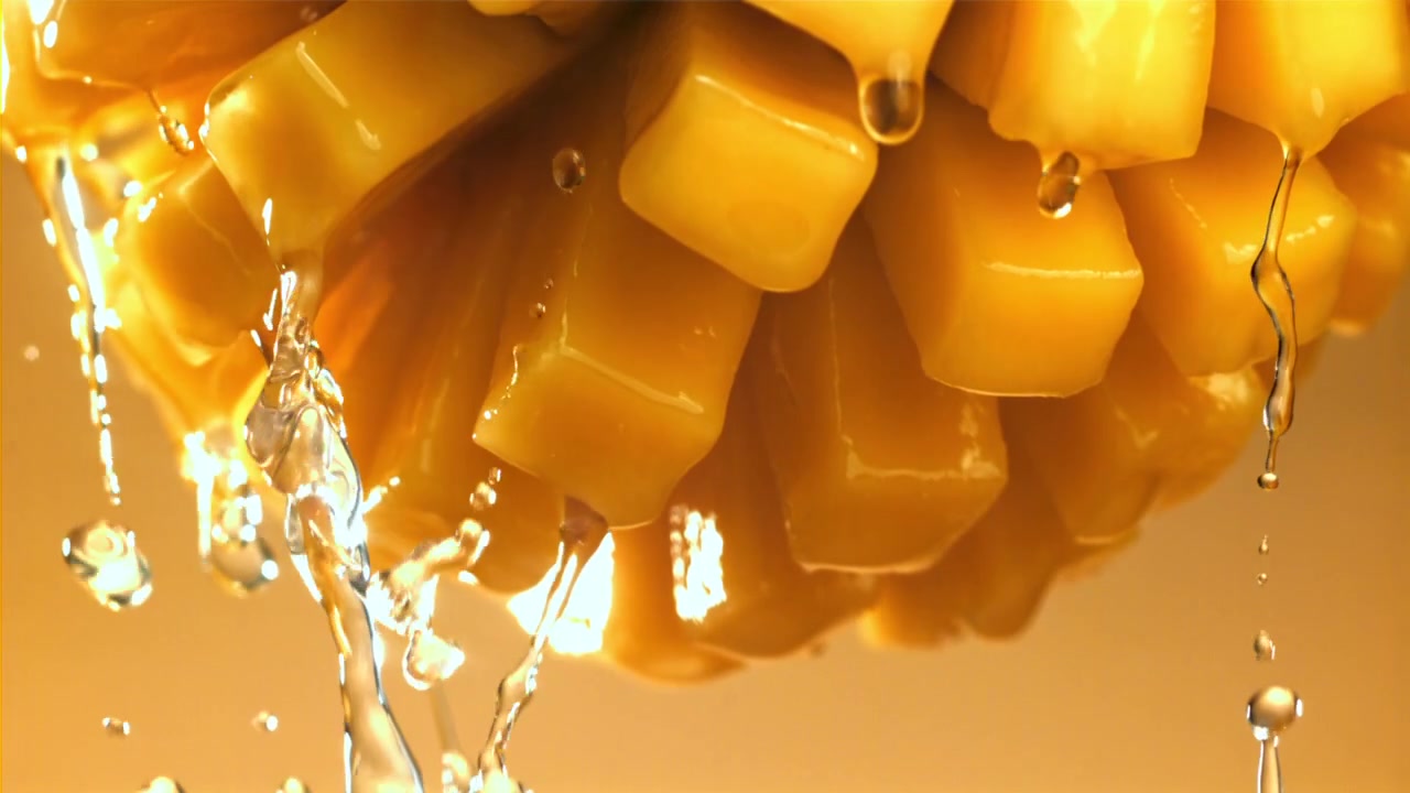 Schizzi d'acqua al rallentatore su cubetti di mango appena tagliati