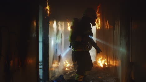 bomberos luchando contra un incendio en un edificio