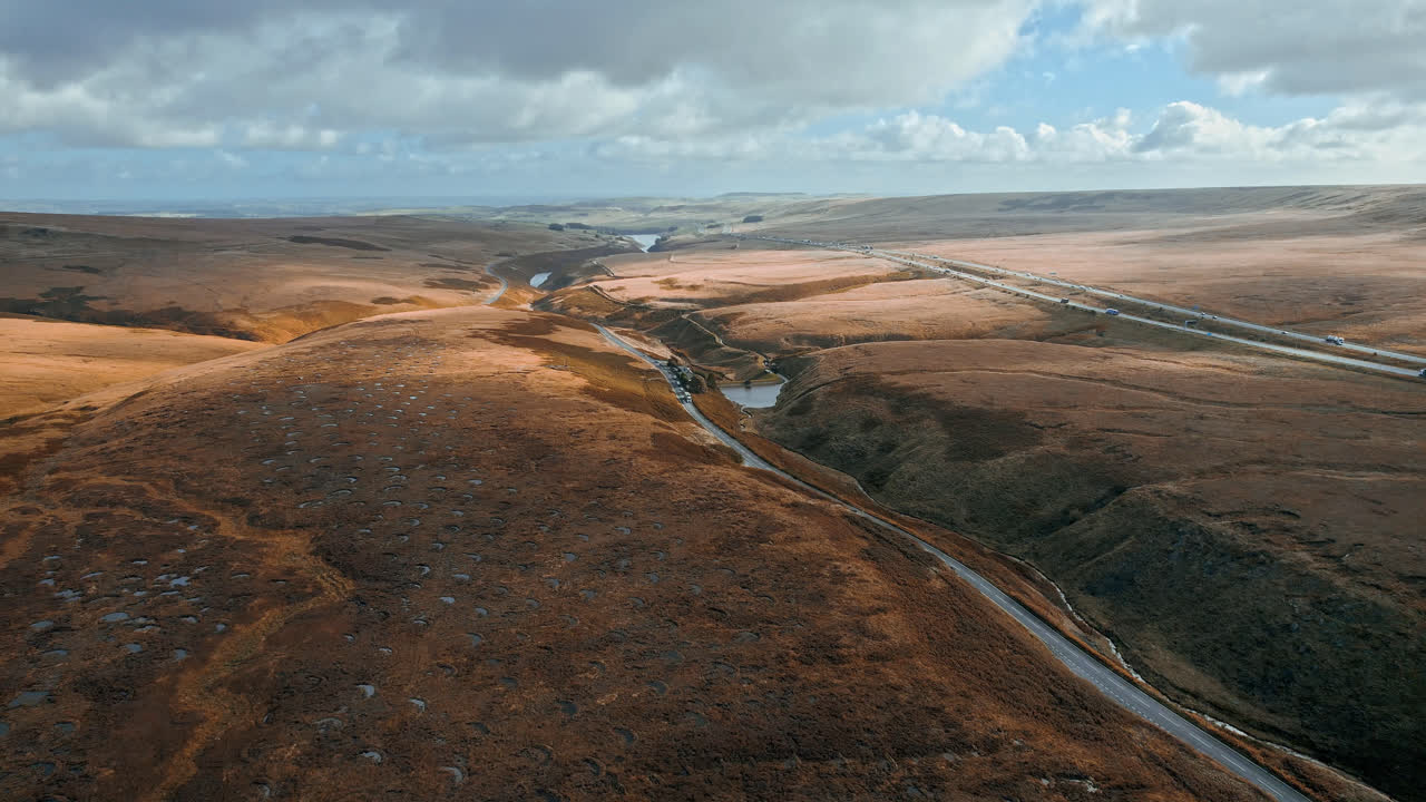 drone aéreo, imágenes cinematográficas de un camino sinuoso en saddleworth moor, greater manchester, reino unido
