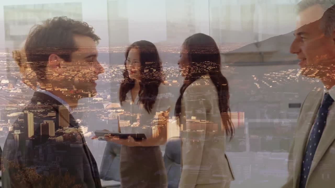 두 명의 백인 사업가들이 밤의 도시 교통에 맞서 사무실에서 손을 흔들고 있는 디지털 구성