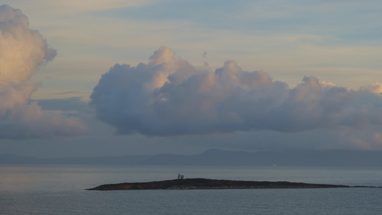 해질녘에 작은 섬 위로 구름이 굴러간다 - 시간 경과