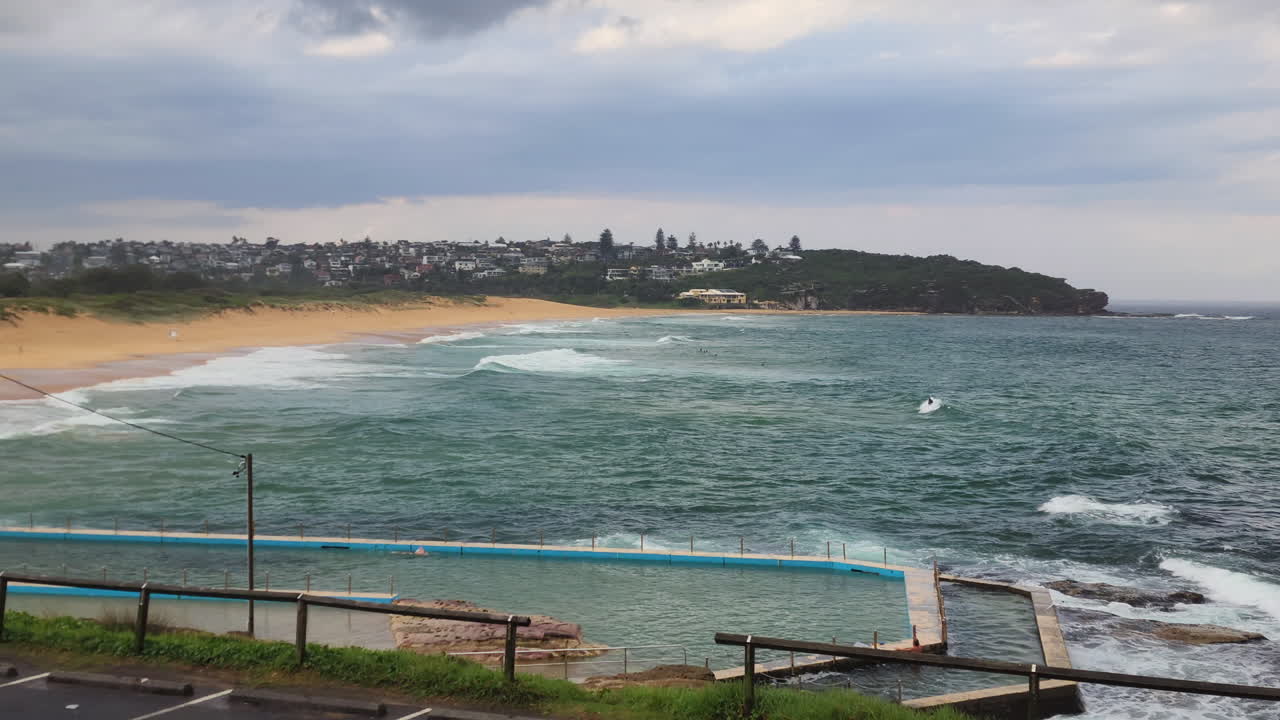 Panoramastillbild des Felsenbeckens am Strand von Curl Curl in Sydney, Australien, an einem bewölkten Tag nach Regen