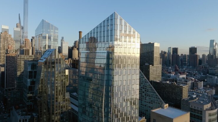 Vista aérea de um apartamento reflexivo, em um dia ensolarado no Riverside Boulevard, NY, EUA
