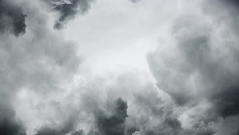 tormentas eléctricas que ocurren debajo de la superficie de las nubes y rayos