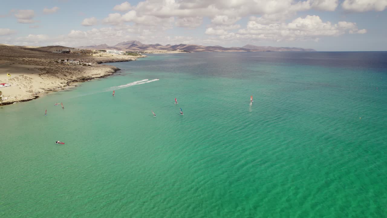 impresionante toma aérea de deportes acuáticos con drones en la soleada playa de sotavento de jandía, fuerteventura, playa, españa