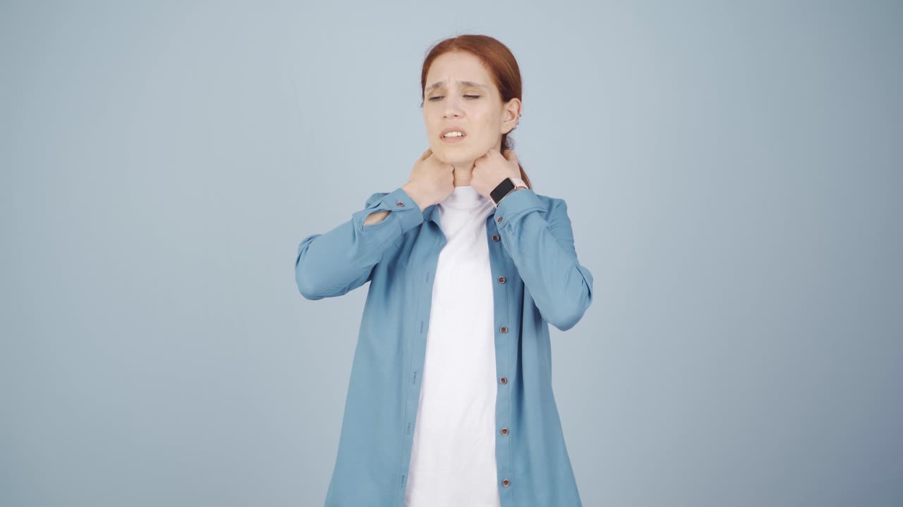 고열을  ⁇ 고 있는 아픈 여자.