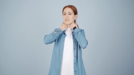 mujer enferma con fiebre alta.
