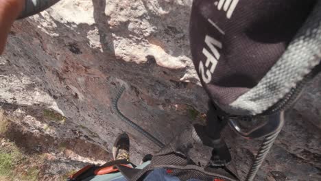 Pov-Action-Cam-Joven-Escalador-En-Vía-Ferrata-Pared-De-Roca-Ascenso-Vertical