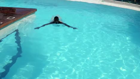 hombre nadando en la piscina