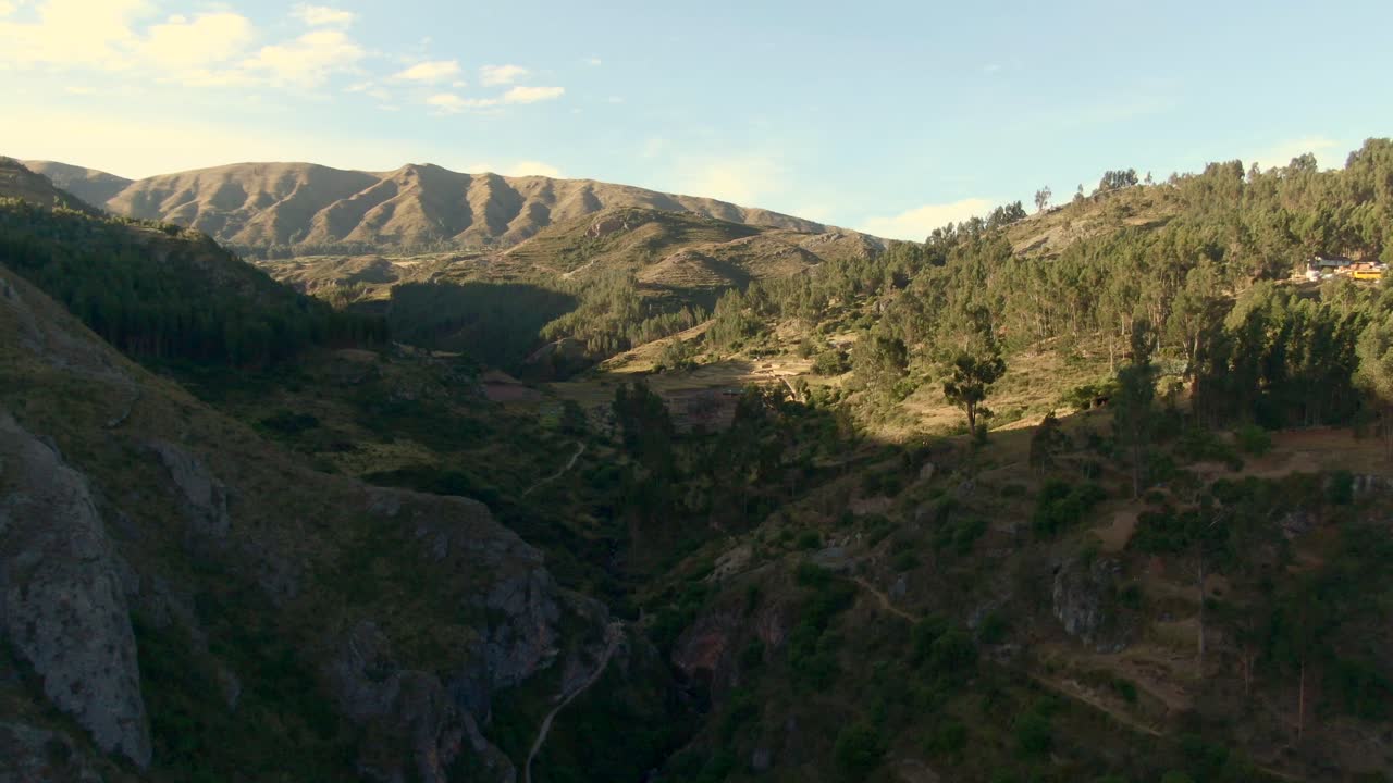 Volo sopra la Valle di Tambomachay verso Inkilltambo a Cusco, Perù