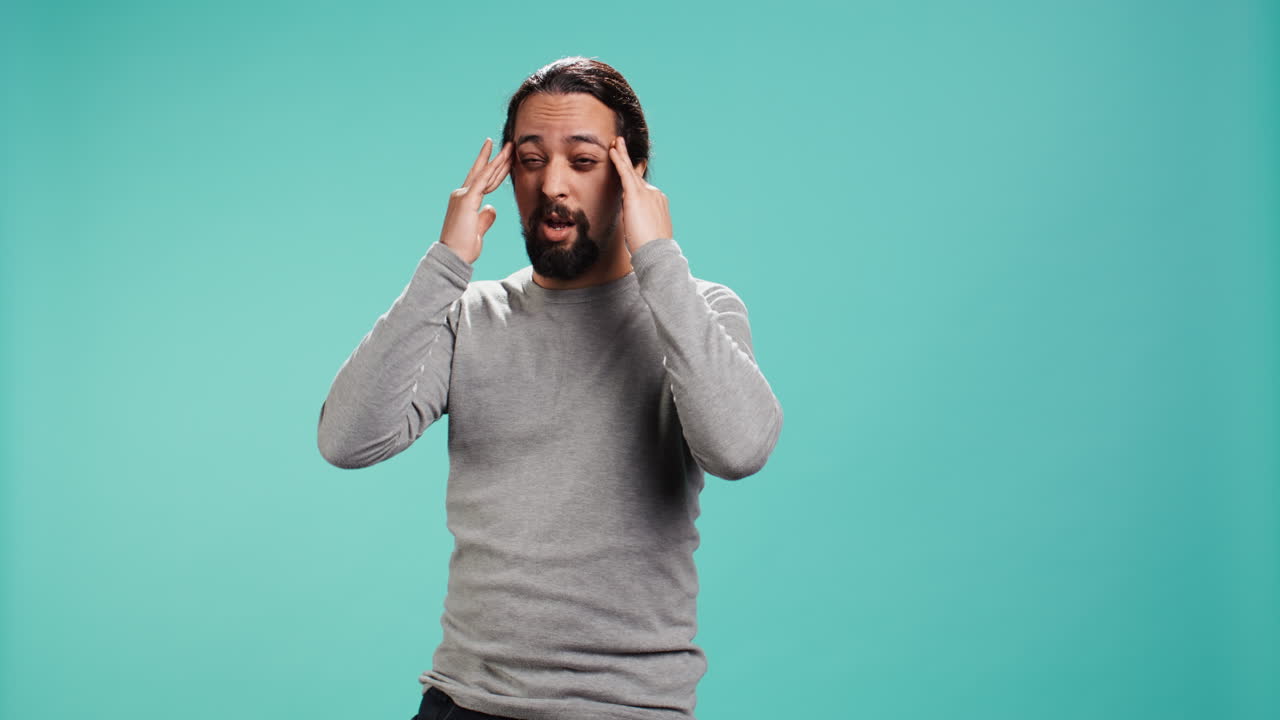 retrato de un hombre que se siente agotado por el exceso de trabajo, sufriendo de dolor de cabeza