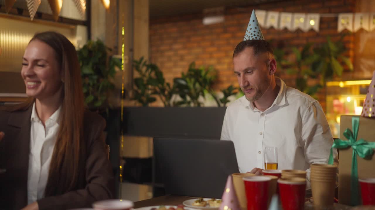 celebración de cumpleaños en la oficina