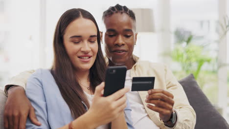teléfono, pareja y tarjeta de crédito para compras en línea