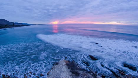 Zeitraffer-Der-Aufgehenden-Sonne-über-Den-Brechenden-Wellen-Am-Refugio-State-Beach-In-Gaviota-In-Der-Nähe-Von-Santa-Barbara,-Kalifornien