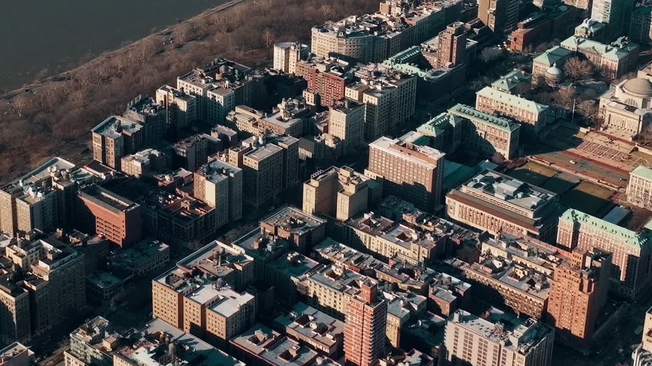 Pohled shora na budovy ve městě New York v zimním období