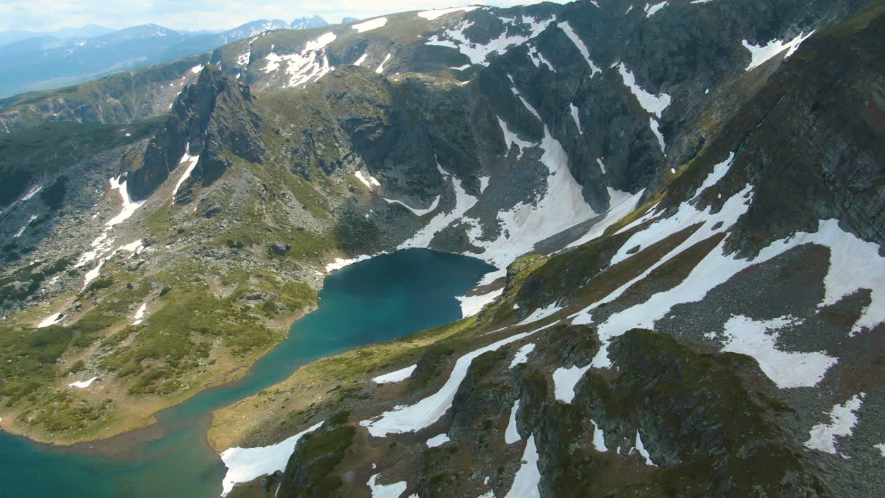 Riprese aeree dei Sette Laghi di Rila in Bulgaria in estate