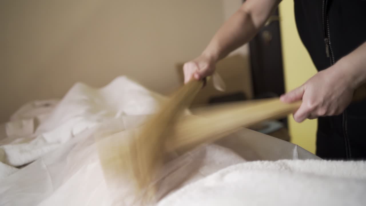 나무 도구로 된 전통적인 허리 마사지