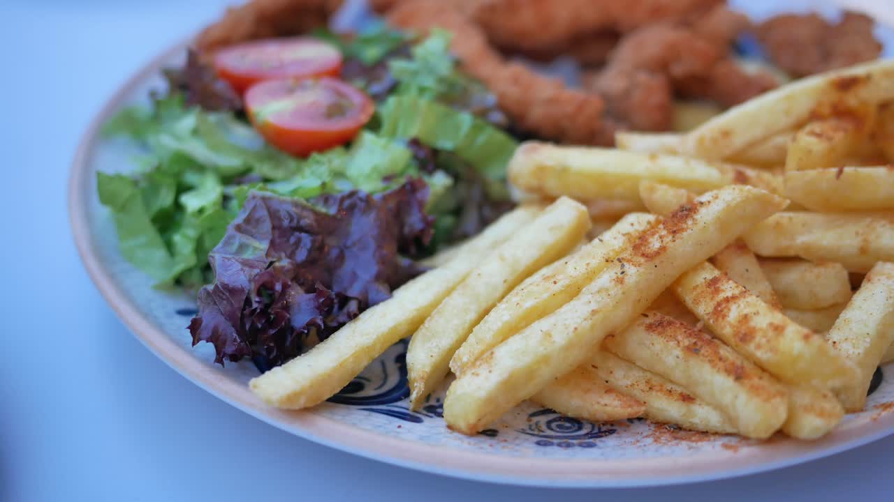 patatas fritas crujientes con pollo y ensalada