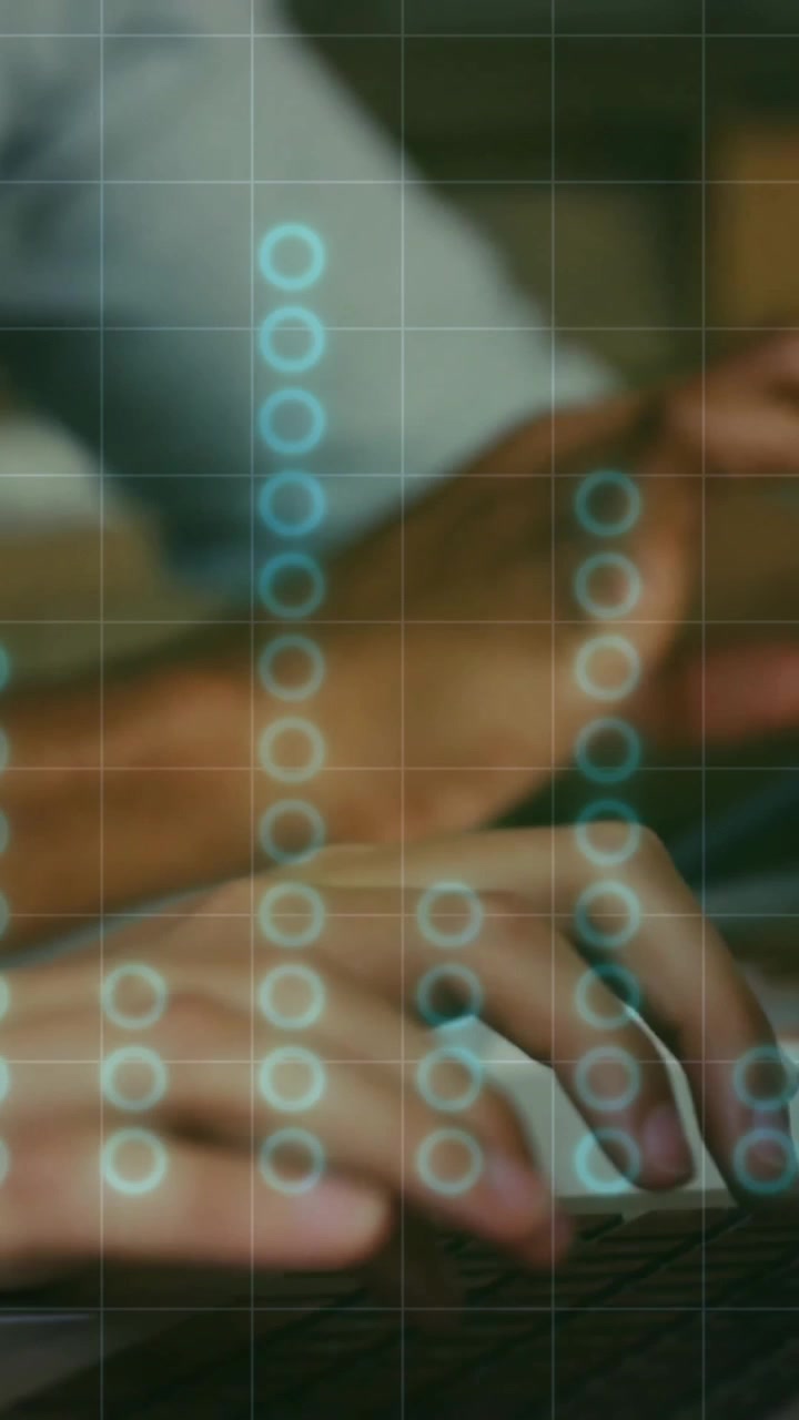 Animazione di digitazione su laptop, codice binario ed elaborazione dati su mani