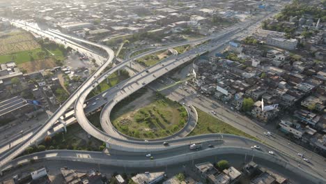 4k:-Drohne-Fliegt-über-Eine-Verkehrsüberführung-Mit-Anhaltendem-Stadtverkehr-In-Punjab,-Pakistan