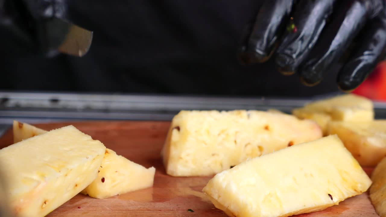 파인애플을 잘라내는 것