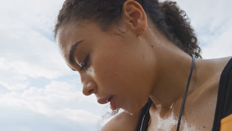 cara, sudor y acondicionamiento físico con una mujer deportiva