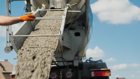 Trabajar-En-Verter-La-Base,-El-Trabajador-Dirige-El-Conducto-Desde-El-Cual-Fluye-El-Concreto