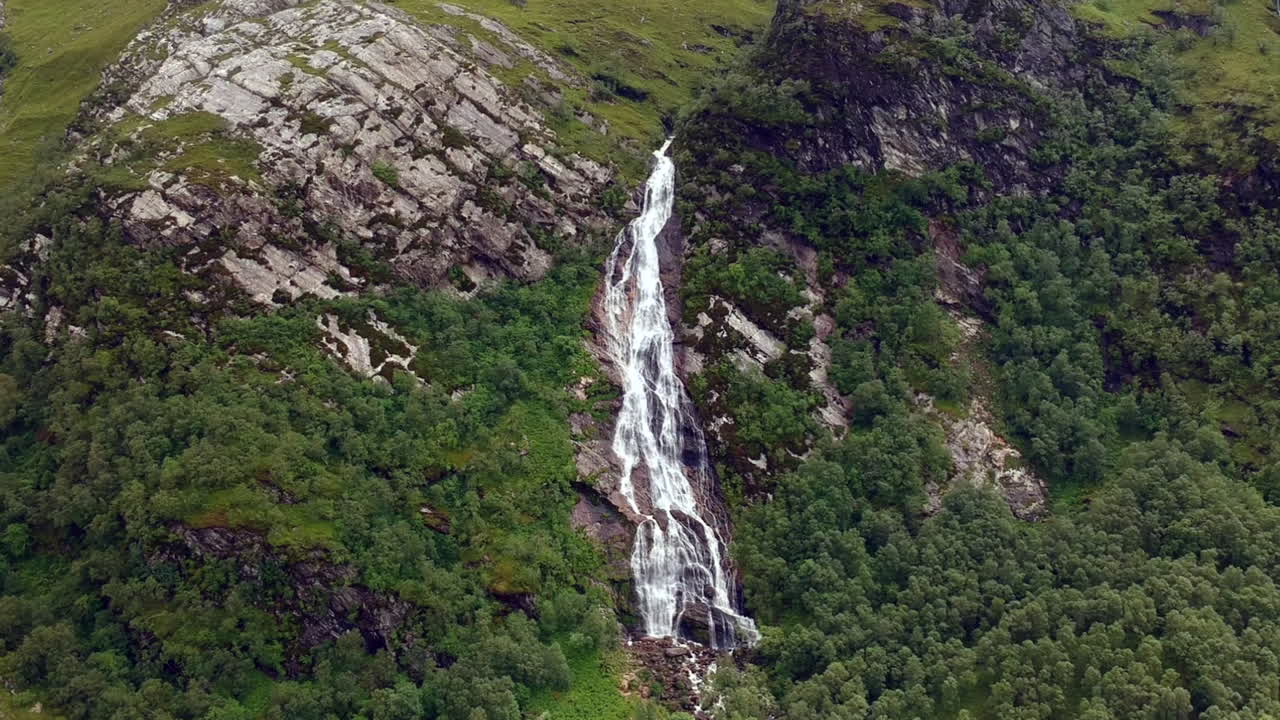robar el dron de la cascada en un día nublado y de mal humor