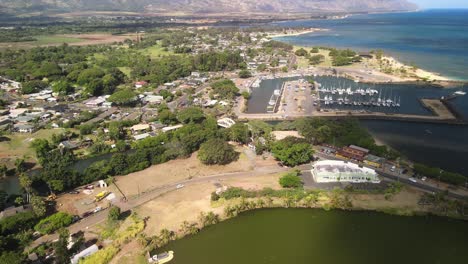 vista aérea en el sentido contrario a las agujas del reloj del puerto de botes haleiwa en oahu hawai