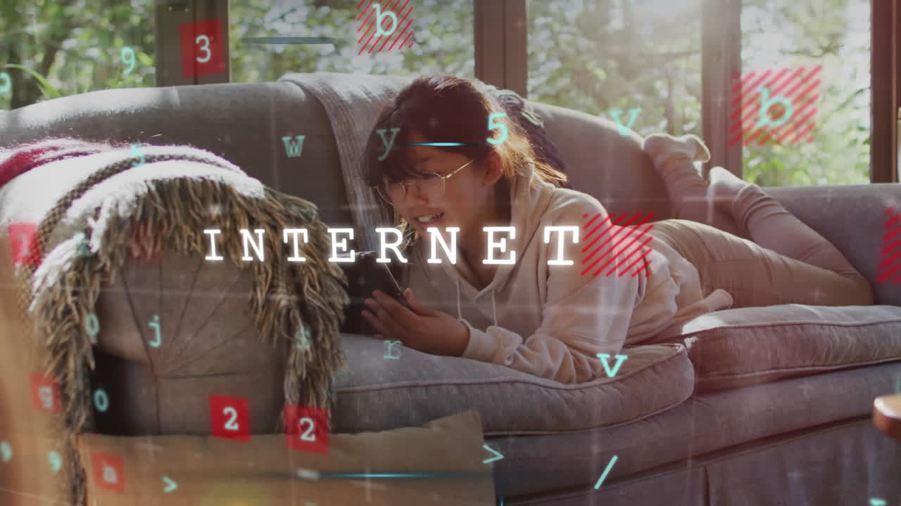 animación de texto de internet y procesamiento de datos sobre una mujer que usa un teléfono inteligente en casa